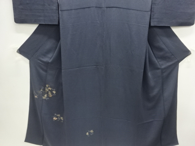  縮緬地　葡萄唐草模様刺繍一つ紋訪問着